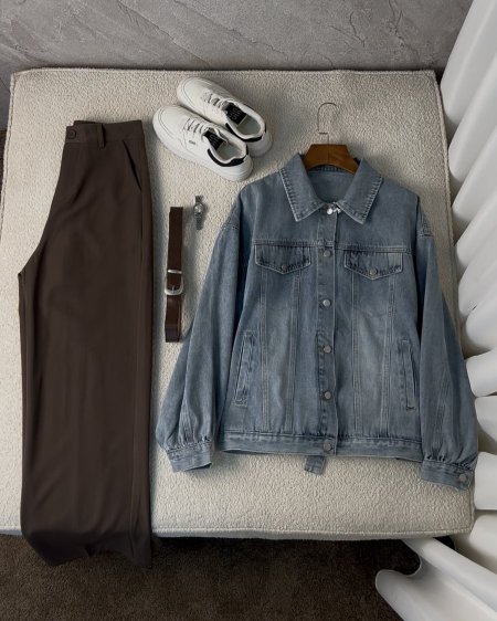 تنسيقة جاكيت جينز فاتح + بنطلون بني + قشاط